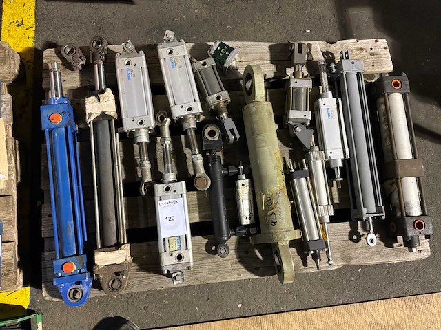 Diverse cilinders (15x) - afbeelding 1 van  5