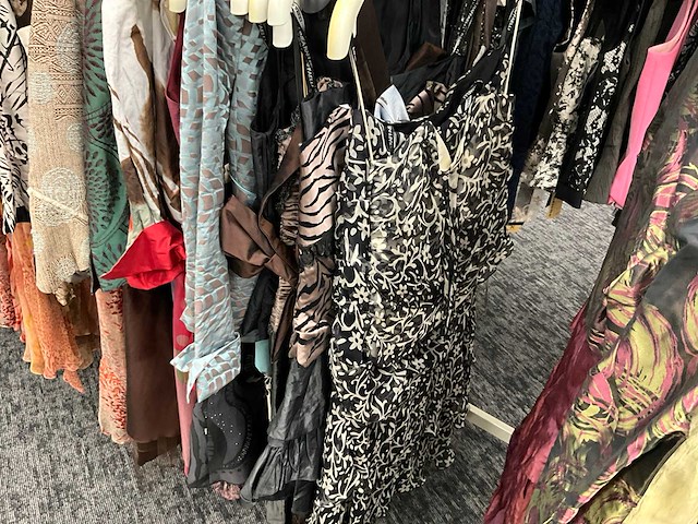 Diverse cocktailjurken/sets (118x) - afbeelding 13 van  105