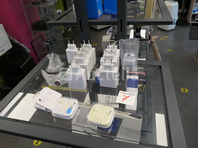 Diverse computerapparatuur en display - afbeelding 13 van  15