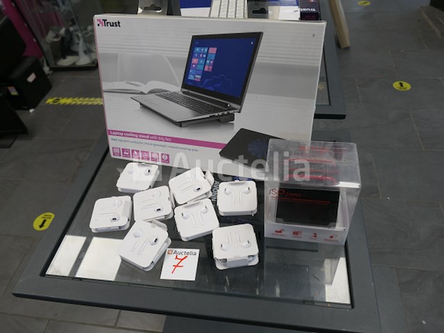 Diverse computerapparatuur en display - afbeelding 15 van  15