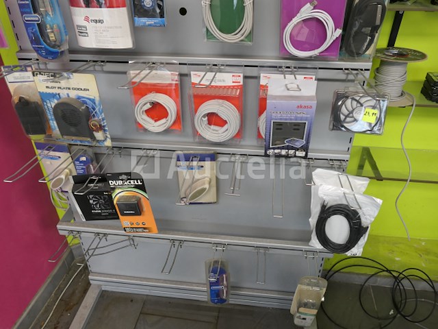 Diverse computerapparatuur, plank, vitrine - afbeelding 1 van  7