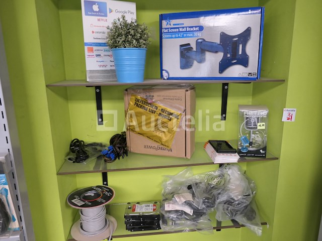 Diverse computerapparatuur, plank, vitrine - afbeelding 2 van  7