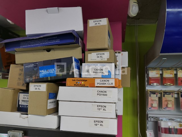 Diverse computerapparatuur, plank, vitrine - afbeelding 4 van  7