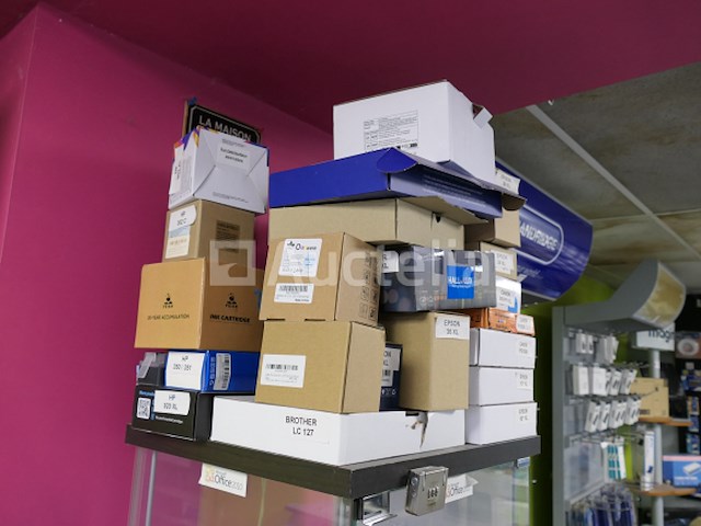 Diverse computerapparatuur, plank, vitrine - afbeelding 5 van  7