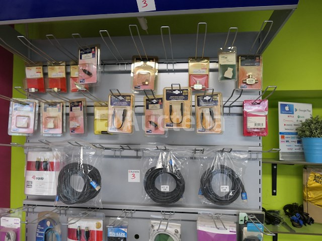 Diverse computerapparatuur, plank, vitrine - afbeelding 6 van  7