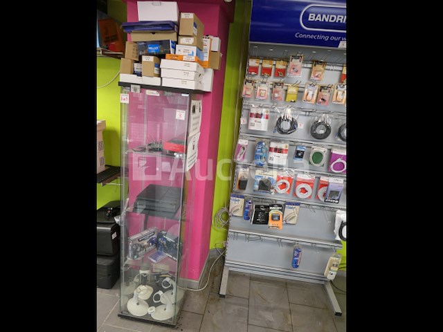 Diverse computerapparatuur, plank, vitrine - afbeelding 7 van  7