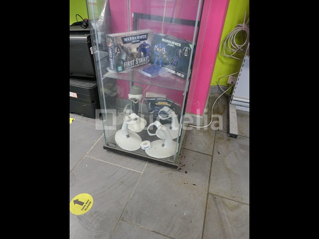 Diverse computerapparatuur, plank, vitrine - afbeelding 3 van  7