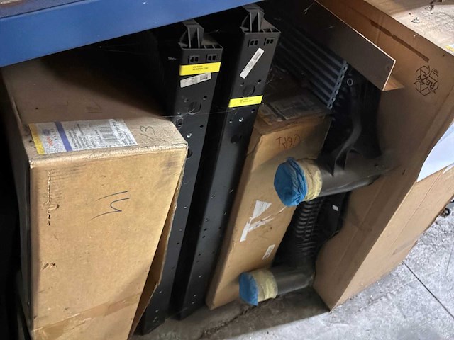 Diverse condensatoren en radiatoren voor o.a. man (9x) - afbeelding 6 van  7