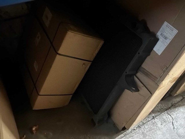 Diverse condensatoren en radiatoren voor o.a. man (9x) - afbeelding 5 van  7