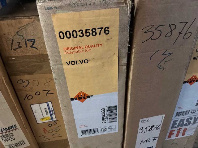 Diverse condensatoren en radiatoren voor o.a. toyota en volvo (16x) - afbeelding 11 van  12