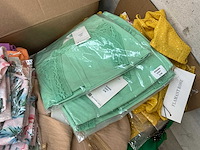 Diverse dames kledingstukken flamant rose en jubylee (ca. 150x)