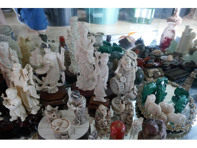 Diverse decoratieve beeldjes en schalen - afbeelding 4 van  9