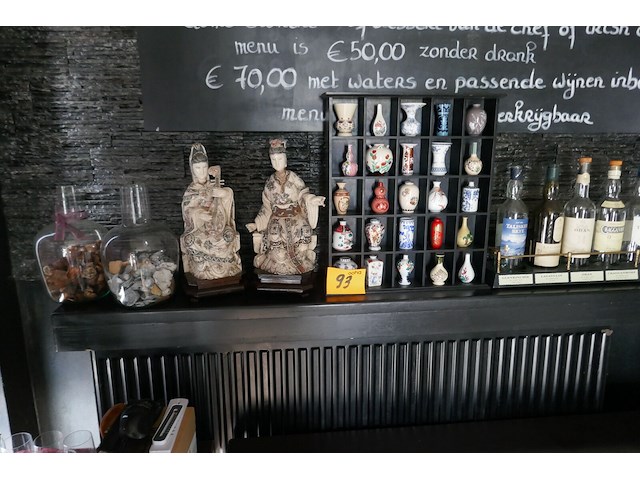 Diverse decoratieve beeldjes + whiskyrek - afbeelding 1 van  4