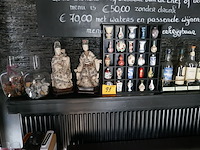 Diverse decoratieve beeldjes + whiskyrek - afbeelding 1 van  4