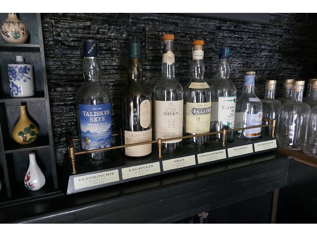 Diverse decoratieve beeldjes + whiskyrek - afbeelding 2 van  4