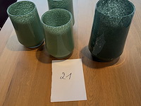 Diverse donkdergroene vazen