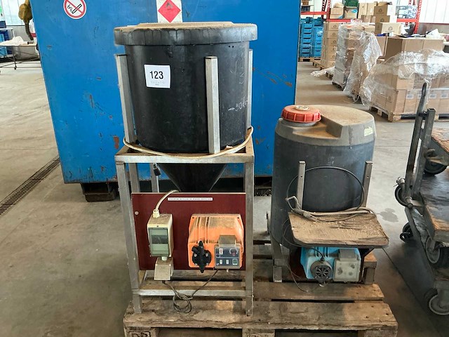 Diverse doseerpompen (2x) - afbeelding 1 van  6