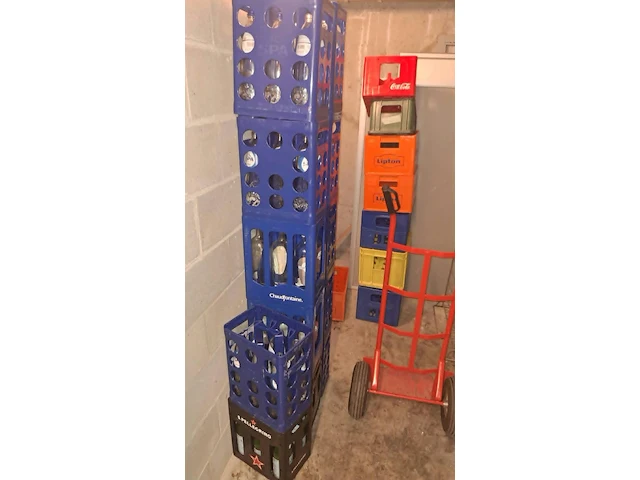 Diverse dranken en leeggoed - afbeelding 1 van  8