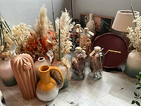 Diverse droogbloemen en decoratie