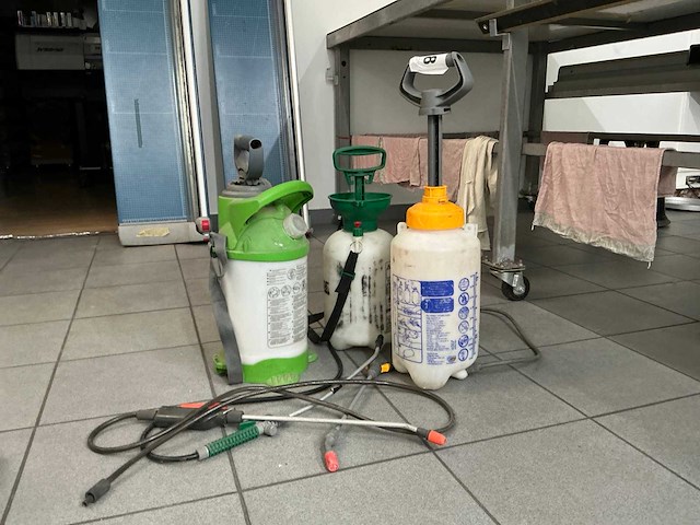 Diverse drukspuiten (3x) - afbeelding 1 van  3