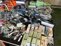 Diverse electronica accessoires en kabels - afbeelding 1 van  23