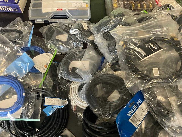 Diverse electronica accessoires en kabels - afbeelding 22 van  23