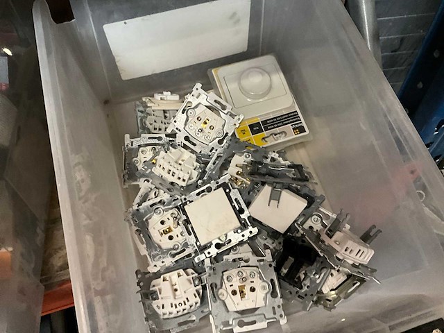 Diverse elektriciteitstoebehoren - afbeelding 4 van  12