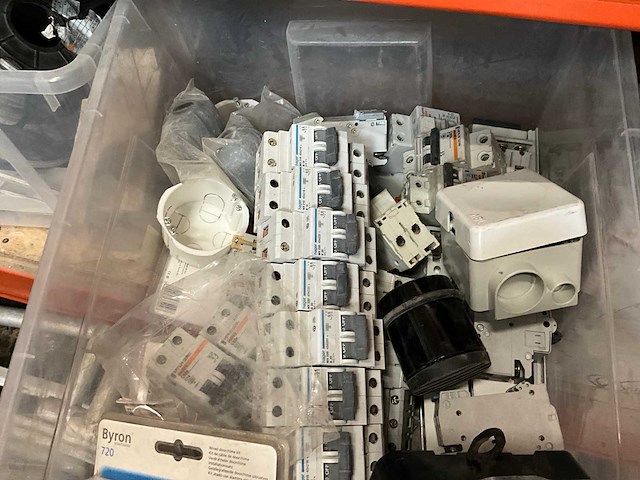 Diverse elektriciteitstoebehoren - afbeelding 8 van  12