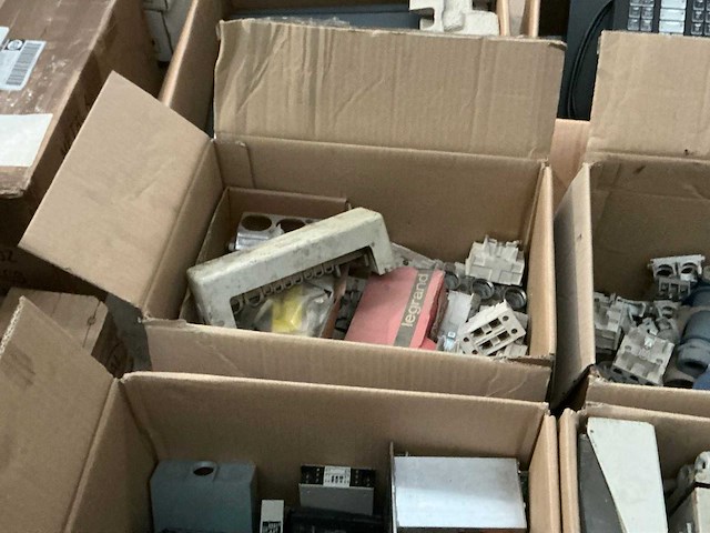 Diverse elektriciteitstoebehoren - afbeelding 2 van  10