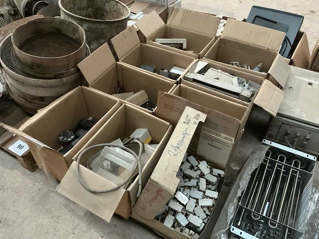 Diverse elektriciteitstoebehoren - afbeelding 1 van  10