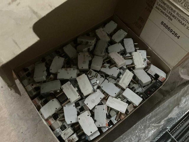 Diverse elektriciteitstoebehoren - afbeelding 3 van  10