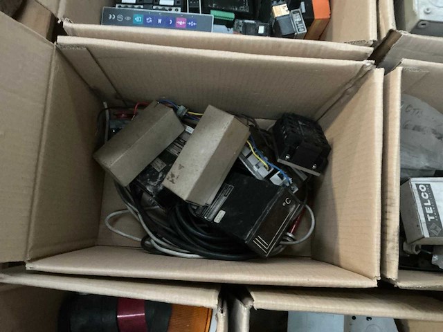 Diverse elektriciteitstoebehoren - afbeelding 6 van  10