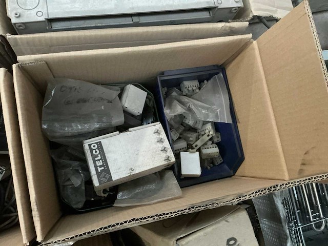 Diverse elektriciteitstoebehoren - afbeelding 7 van  10