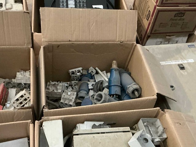 Diverse elektriciteitstoebehoren - afbeelding 10 van  10