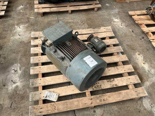 Diverse elektromotoren (2x) - afbeelding 1 van  5