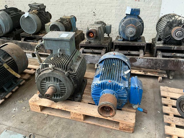 Diverse elektromotoren (2x) - afbeelding 1 van  4