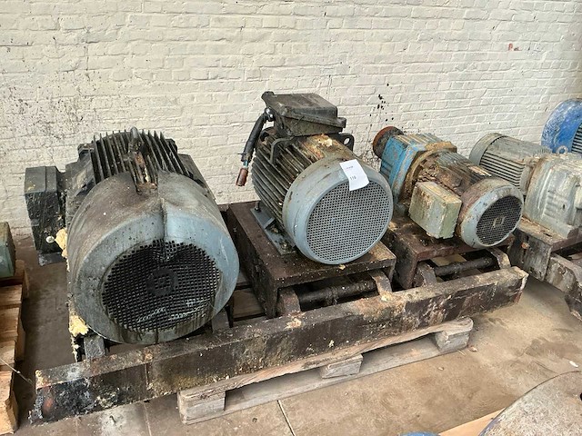 Diverse elektromotoren (3x) - afbeelding 1 van  6