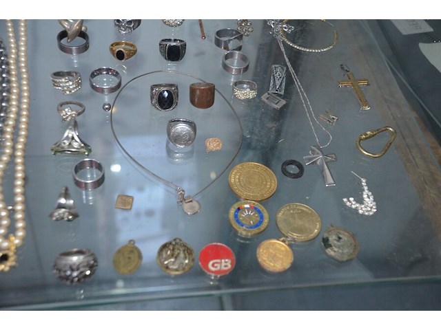 Diverse fantasiejuwelen en polshorloges - afbeelding 2 van  18