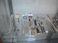 Diverse fantasiejuwelen en polshorloges - afbeelding 1 van  18