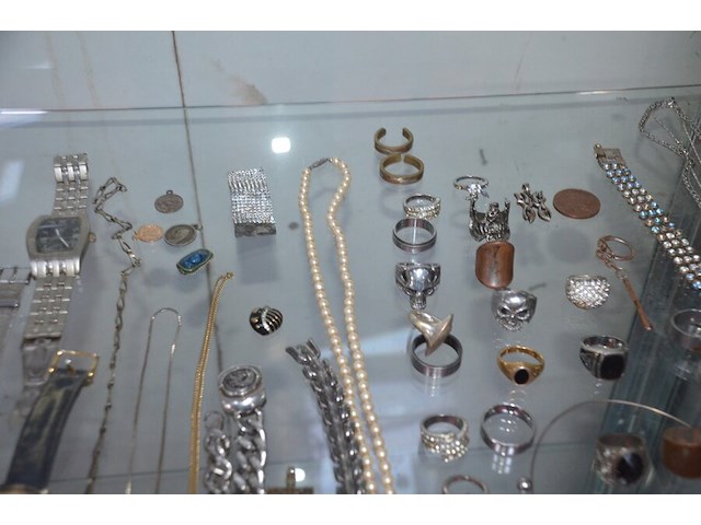 Diverse fantasiejuwelen en polshorloges - afbeelding 17 van  18