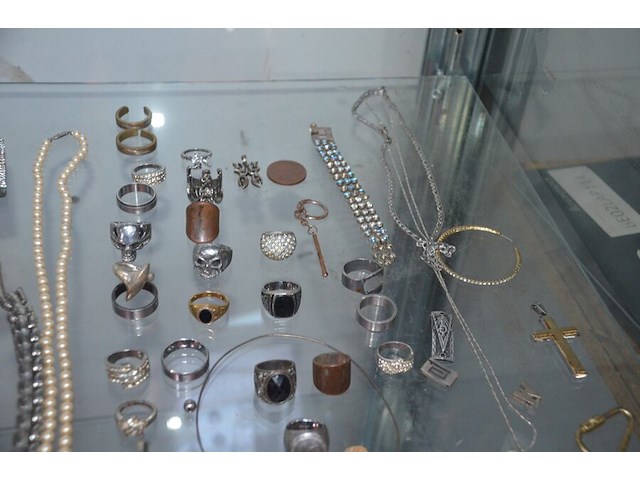 Diverse fantasiejuwelen en polshorloges - afbeelding 18 van  18