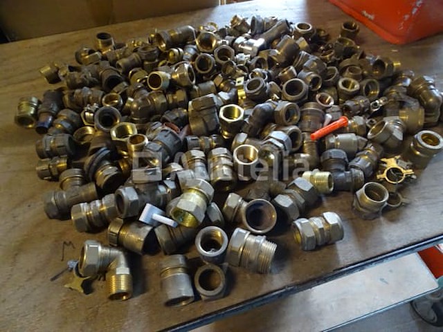 Diverse fittingen (messing, koper en andere) in een pvc-bak - afbeelding 1 van  7