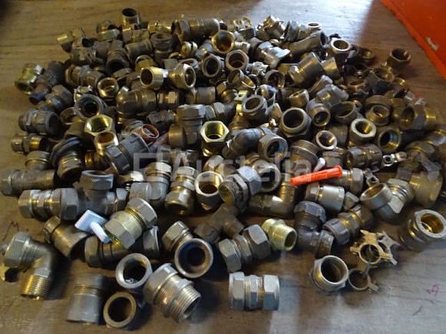 Diverse fittingen (messing, koper en andere) in een pvc-bak - afbeelding 2 van  7