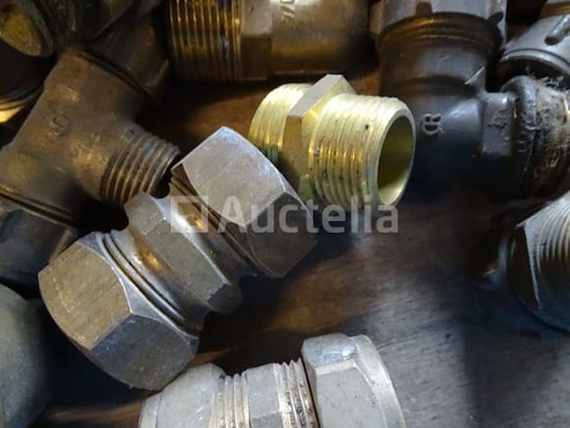 Diverse fittingen (messing, koper en andere) in een pvc-bak - afbeelding 3 van  7
