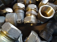 Diverse fittingen (messing, koper en andere) in een pvc-bak - afbeelding 4 van  7