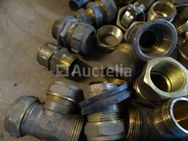 Diverse fittingen (messing, koper en andere) in een pvc-bak - afbeelding 5 van  7