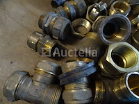 Diverse fittingen (messing, koper en andere) in een pvc-bak - afbeelding 5 van  7