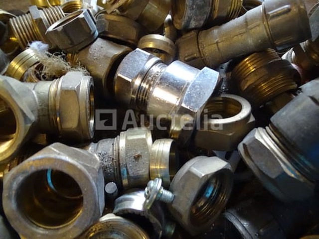 Diverse fittingen (messing, koper en andere) in een pvc-bak - afbeelding 6 van  7