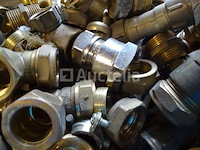 Diverse fittingen (messing, koper en andere) in een pvc-bak - afbeelding 6 van  7