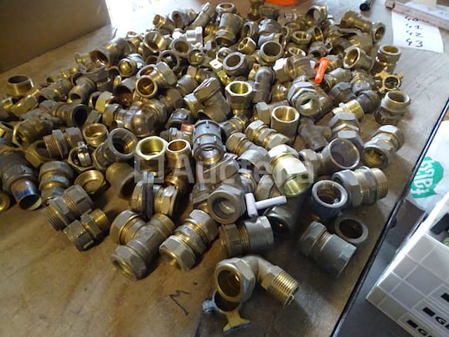 Diverse fittingen (messing, koper en andere) in een pvc-bak - afbeelding 7 van  7